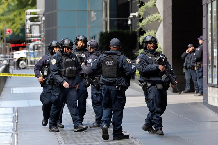 Politi uden for Time Warner Center i New York. Richard Drew/AP