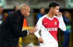 Her rådgiver den nye Monaco-træner Thierry Henry onsdag aften en af sine spillere under Champions League-kampen i Belgien mod Club Brugge. Francois Lenoir/Ritzau Scanpix