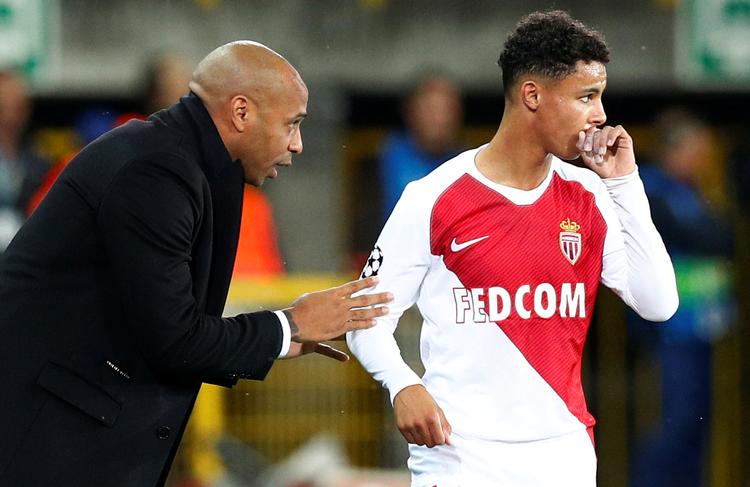 Her rådgiver den nye Monaco-træner Thierry Henry onsdag aften en af sine spillere under Champions League-kampen i Belgien mod Club Brugge. Francois Lenoir/Ritzau Scanpix