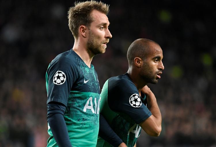 Christian Eriksen og Lucas Moura vandrede skuffet fra banen efter det uafgjorte resultat mod PSV i Eindhoven onsdag aften. Piroschka Van De Wouw/Ritzau Scanpix
