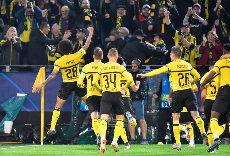 Dortmunds erfarne belgiske midtbanespiller Axel Witsel fejrer sin scoring i første halvleg mod Atlético i gruppe A-topkampen onsdag aften. Martin Meissner/AP