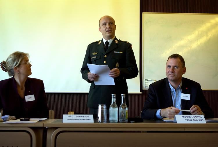 Chefen for hærstaben, Hans-Christian Mathiesen (i midten) blev onsdag fritaget for tjeneste på grund af spekulationer om magtmisbrug og nepotisme. Finn Frandsen/POLFOTO