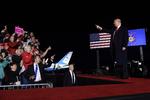 Præsident Trump giver indirekte medierne skylden for, at flere politikere samt tv-stationen CNN har fået tilsendt rørbomber. Susan Walsh/AP