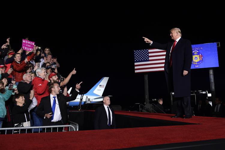 Præsident Trump giver indirekte medierne skylden for, at flere politikere samt tv-stationen CNN har fået tilsendt rørbomber. Susan Walsh/AP