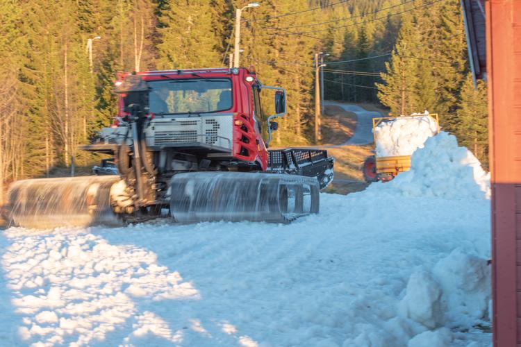 Læs efter læs med kunstsne er blevet kørt ud og derefter præpareret på Trysil-Knut Arena som officielt åbner lørdag morgen klokken 08.00. Fredrik Otterstad/Trysil