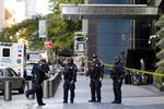 Politiet ankommer til bygningen Time Warner Center i New York onsdag, hvor CNN modtog en mistænkelig pakke. Hele redaktionen blev evakueret efter fundet. Richard Drew/AP