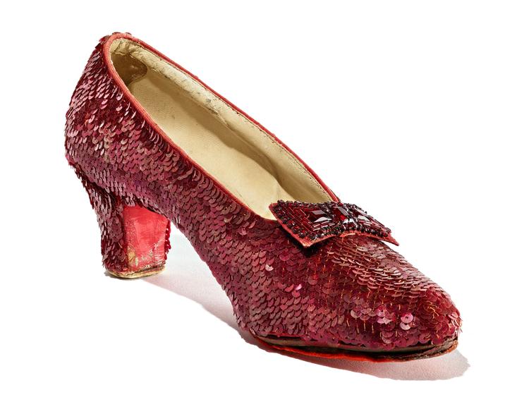 De røde sko tilhørte egentlig den onde heks fra øst, men Dorothys hus lander oven på hende og efterfølgende tryller den gode fe Glinda skoene over på Dorothy. Jaclyn Nash/the Smithsonian Institution