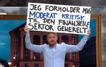 Jonatans Spang fra satireprogrammet planlagte demonstration mod Danske Bank bliver alligevel ikke til noget (screendump: DR).  