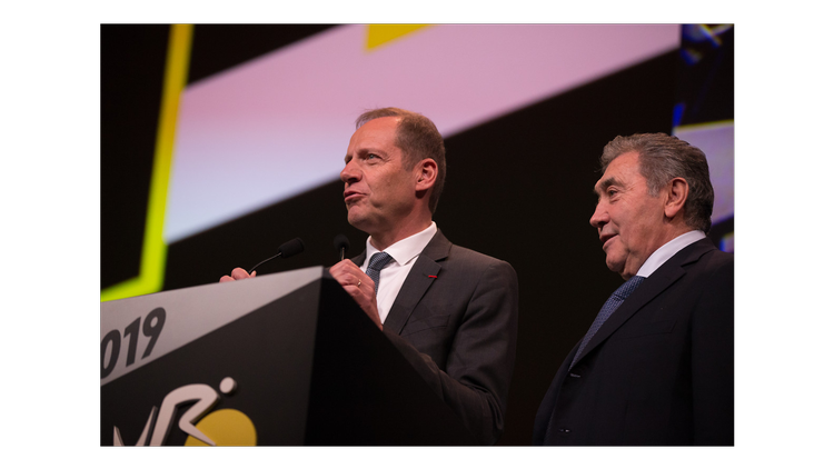Toru de France-direktøren Christian Prudhomme (t.v.) og den femdobbelte Tour de France-vinder Eddy Merckx ved dagens præsentation af næste års udgave af verdens skrappeste etapeløb. Foto: ASO/Thomas Maheux. 