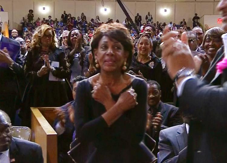 80-årige Maxine Waters er sort, venstreorienteret demokrat og så langt fra Donald Trump som tænkes kan. Hun boykottede hans State of the Union-tale og har offentligt opfordret sine støtter til at konfrontere hans ansatte, hvis de møder dem i det offentlige rum. /AP