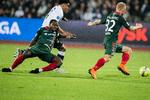 Denne nærkamp mellem AGF'eren  Ryan Mmaee og Jores Okore udløste straffespark og rødt kort til AaB'eren, men udvisningen var en fejl,. Mikkel Berg Pedersen/Ritzau Scanpix