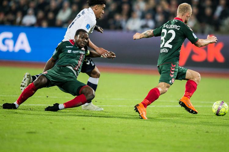 Denne nærkamp mellem AGF'eren  Ryan Mmaee og Jores Okore udløste straffespark og rødt kort til AaB'eren, men udvisningen var en fejl,. Mikkel Berg Pedersen/Ritzau Scanpix