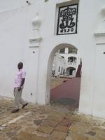 William Barnor ved et af de få danskerspor på Fort Christiansborg i Accra. Poul Husted