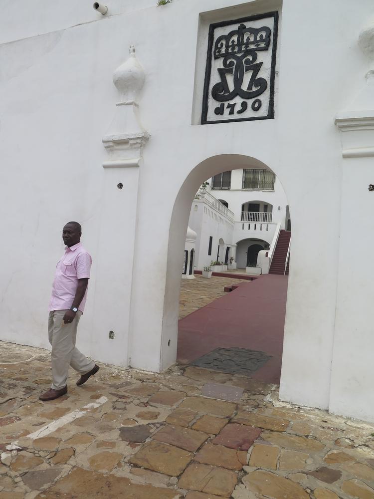 William Barnor ved et af de få danskerspor på Fort Christiansborg i Accra. Poul Husted