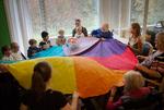 
    Hver tirsdag rykker en børnehave fra Emdrup ind hos de gamle i Mørkhøj til snak, leg og sjov. 
   Emma Sejersen/POLFOTO