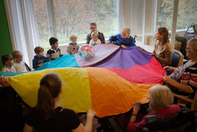 
    Hver tirsdag rykker en børnehave fra Emdrup ind hos de gamle i Mørkhøj til snak, leg og sjov. 
   Emma Sejersen/POLFOTO