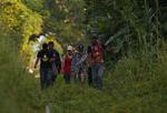 
    En menneskelig karavane bestående af tusindvis af migranter er på vej til fods fra det sydlige Mexico. Mange af migranterne, som først og fremmest kommer fra det voldsramte Honduras, har kurs mod USA. De amerikanske soldater skal håndtere den 'nationale krise' på grænsen, skrev Trump tidligere torsdag på Twitter..(AP Photo/Rebecca Blackwell)
   Rebecca Blackwell/AP