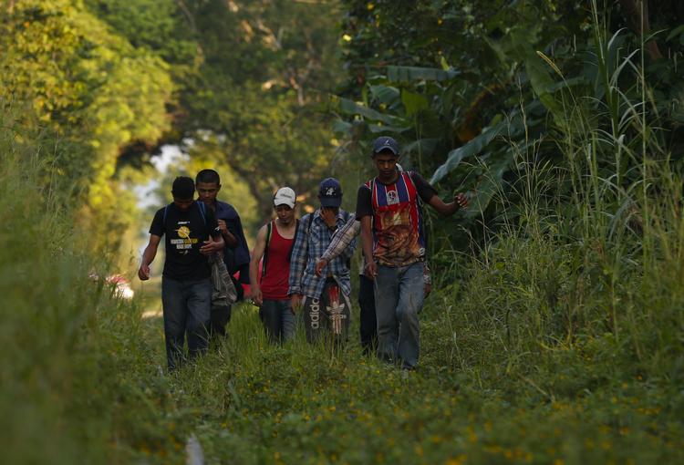 
    En menneskelig karavane bestående af tusindvis af migranter er på vej til fods fra det sydlige Mexico. Mange af migranterne, som først og fremmest kommer fra det voldsramte Honduras, har kurs mod USA. De amerikanske soldater skal håndtere den 'nationale krise' på grænsen, skrev Trump tidligere torsdag på Twitter..(AP Photo/Rebecca Blackwell)
   Rebecca Blackwell/AP