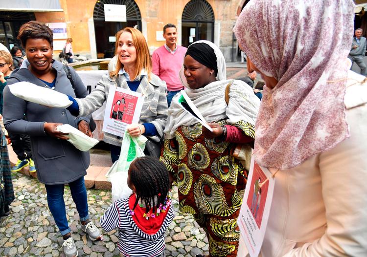 Indbyggere i den italienske by Lodi protesterer over, at nogle udenlandske børn  må nøjes med madpakker i stedet for  den traditionelle fælles skolefrokost. Daniel Dal Zennaro/Ritzau Scanpix