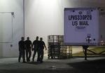 Bombeeksperter fra Miami-Dade ses uden for den postterminal, der lige nu er central i jagten på manden bag en halv snes brevbomber. Wilfredo Lee/AP