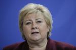 Hvordan mon statsminister Erna Solberg har sovet i nat? Hun står overfor en situation, hvor støttepartiet Kristelig Folkeparti skifter side - og så kommer hendes regering i mindretal.   Markus Schreiber/AP