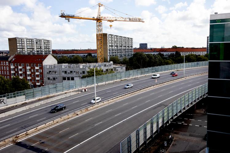 Den 46 år gamle Bispeengbue skal snart vedligeholdes for 125 millioner kroner. Borgmestrene i Frederiksberg og Københavns kommune ser dog hellere, at pengene bruges på et nyt projekt, der skal lave en tunnel under området. Finn Frandsen/POLFOTO