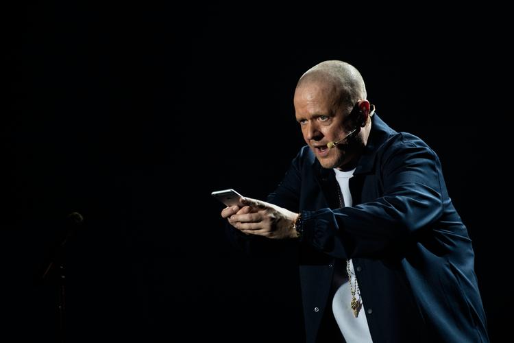 Anders Matthesen optræder med sit nye show i Royal Arena et par dage endnu, inden han tager det med til Jyske Bank Boxen i Herning.  Foto: Morten Rygaard