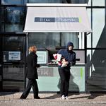 
    EIK Bank Danmark er krakket. Foto fra det danske hovedsæde på Oslo Plads i København på dagen. Hæveautomaten gav dog stadig gevinst.
   Lars Krabbe/POLFOTO
