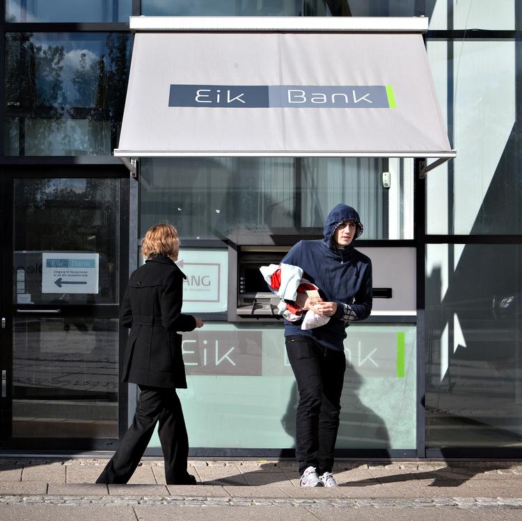 
    EIK Bank Danmark er krakket. Foto fra det danske hovedsæde på Oslo Plads i København på dagen. Hæveautomaten gav dog stadig gevinst.
   Lars Krabbe/POLFOTO