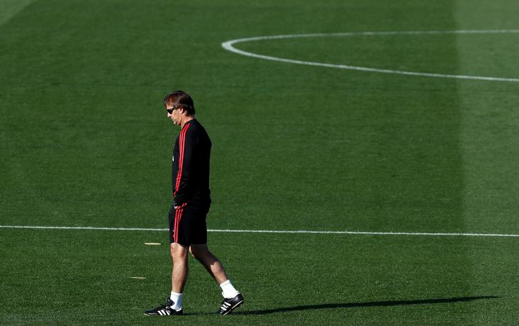 Julen Lopetegui har meget at tænke over inden dagens opgør mod arvefjenderne fra FC Barcelona. Manu Fernandez/AP