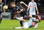 Den liggende Mart Lieder havde et godt langskud og OB'eren Alexander Ludwig begik et groft frispark i fredagens 0-0-kamp. Claus Fisker/Ritzau Scanpix