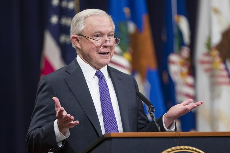 USA's justitsminister, Jeff Sessions, oplyser på et pressemøde, at en 56-årig mand, som formodes at stå bag brevbomber, er anholdt og sigtet. Alex Brandon/AP