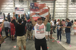 Et billede fra Cesar Sayocs sociale medieprofil. Han er tilsyneladende til et Trump-rally. 