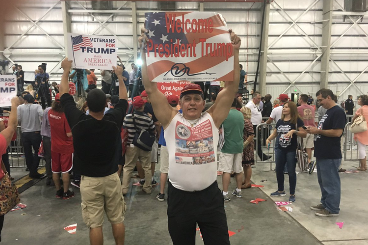 Et billede fra Cesar Sayocs sociale medieprofil. Han er tilsyneladende til et Trump-rally. 