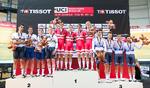 Den dansk forfølgelseskvartet med fra venstre Casper Folsach, Lasse Norman, Rasmus Lund Pedersen og Julius Johansen havde i nat som for en uge siden i Frankrig de store smil fremme  øverst på sejrsskamlen på velodromen i Milton. Storbritannien, der her står på sølvpladsen til venstre, var i Canada flyttet over til højre, mens det britiske firmahold Huub Wattbike indtog sølvpositionen. På billedet er det de italienske europamestre, der i Frankrig står med bronzemedaljerne om halsen. Foto: SWpix.com. 