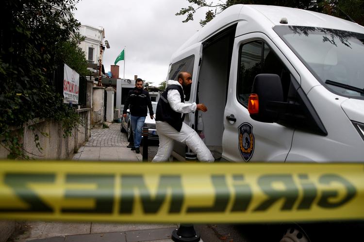 Tyrkiske efterforskere ankommer til det saudiske konsulat for at undersøge det for spor efter drabet på journalisten Jamal Khashoggi.  Osman Orsal/Ritzau Scanpix