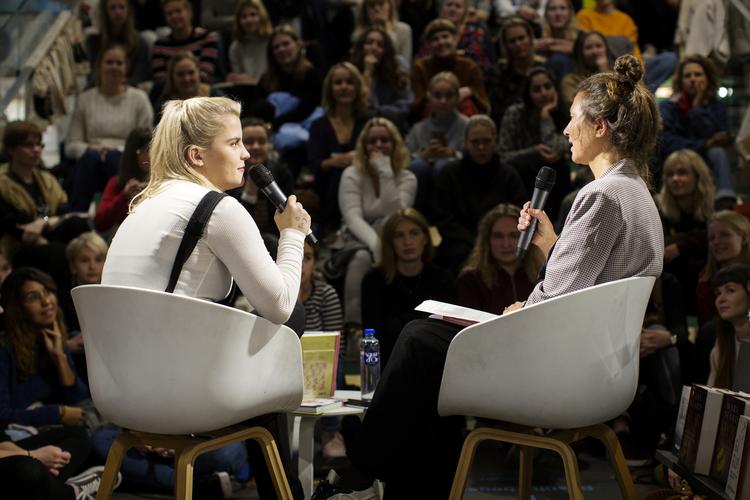 
    Ulrikke Falch besøgte lørdag formiddag Politikens Boghal.  Emma Sejersen/POLFOTO