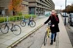 De fleste lønmodtagere har pension gennem deres arbejde, men næsten halvdelen vælger at spare ekstra op ved siden. Det gør 26-årige Pernille Rosengaard Madsen også. Hun kalder  de 1.000 kroner ekstra til pension en investering i fremtiden.. Andreas Haubjerg/POLFOTO