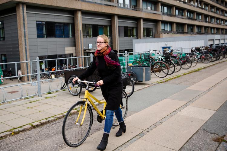 Pernille Rosengaard Madsen har i godt et år arbejdet på Rigshospitalet som jordemor. Med arbejdet følger en pensionsordning, men allerede som 25-årig begyndte  hun at sætte 1.000 kroner ekstra ind til pension hver måned. Andreas Haubjerg/POLFOTO