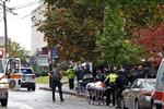 Politet er massivt til stede ved synagogen.
   Gene J. Puskar/AP