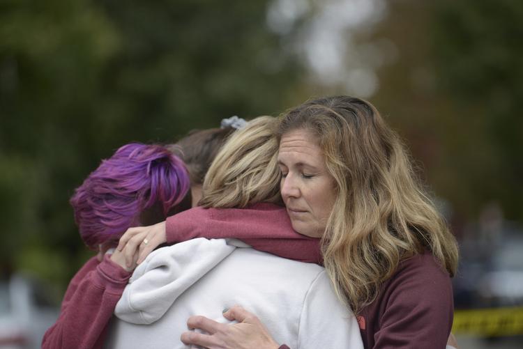 Folk i Pittsburgh sørger efter, at en gerningsmand dræbte mindst otte personer til en barnedåb i en synagoge. Andrew Stein/AP