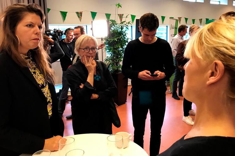 Alternativet vælger ny kultur- og fritidsborgmester. Her er en af kandidaterne, Franciska Rosenkilde, i samtale med nogle medlemmer.. Perry Macleod Jensen