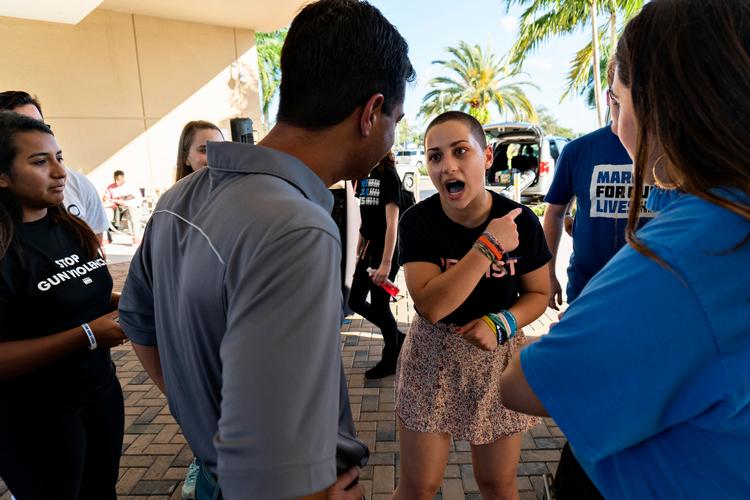 Emma Gonzalez (i midten) er en af de unge, der startede ungdomsorganisationen March For Our Lives efter en elev udførte et masseskyderi på deres gymnasium. Her er hun på et universitet i Florida for at opfordre andre unge til at stemme ved midtvejsvalget. Sandra Brovall