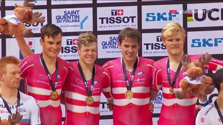 Casper Folsach (yderst t.v.) og Julius Johansen (yderst t.h.) vandt guld i parløbet, som de også gjorde sammen med Lasse Norman og Rasmus Lund i 4 km holdforfølgelsesløb, og på billedet ses alle fire ved medaljeceremonien. 