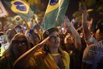 Tilhængere af Jair Bolsonaro jubler søndag aften i Rio de Janeiro over hans valgsejr. 
    Leo Correa/AP