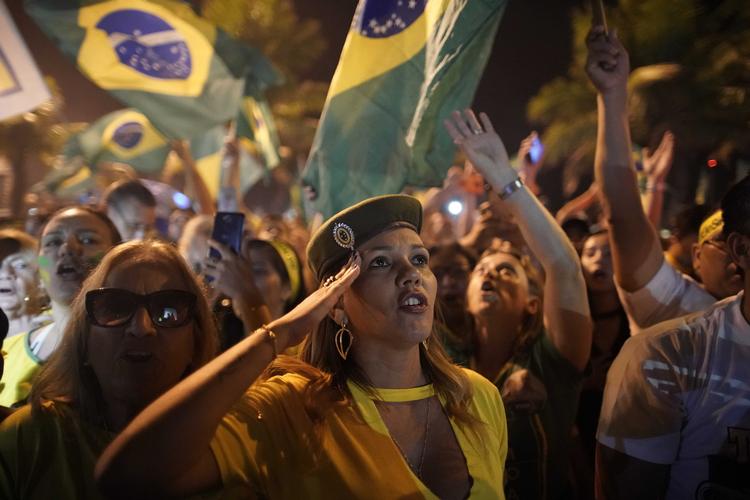 Tilhængere af Jair Bolsonaro jubler søndag aften i Rio de Janeiro over hans valgsejr. 
    Leo Correa/AP