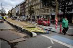 Fem mennesker kom til skade, da et hegn om en byggeplads tidligere i dag væltede ud over fortov og cykelsti. Jacob Ehrbahn/POLFOTO