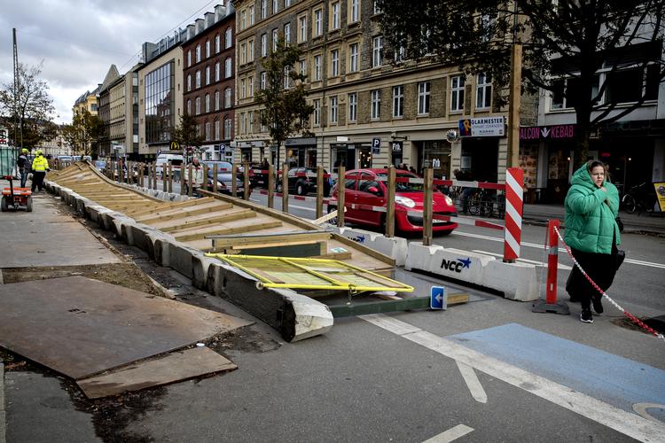 Fem mennesker kom til skade, da et hegn om en byggeplads tidligere i dag væltede ud over fortov og cykelsti. Jacob Ehrbahn/POLFOTO