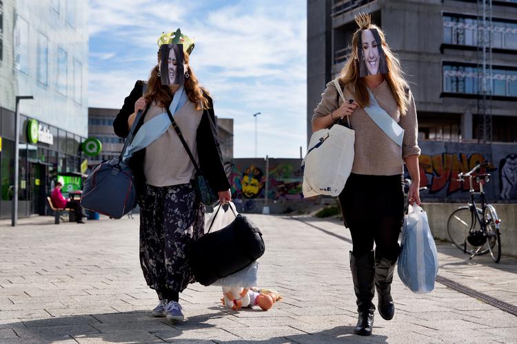 Har nogen royale følt sig krænket over masker og kroner? Her er det studerende på europæisk etnologi på Københavns Universitet på vej på rustur. Jacob Ehrbahn/POLFOTO