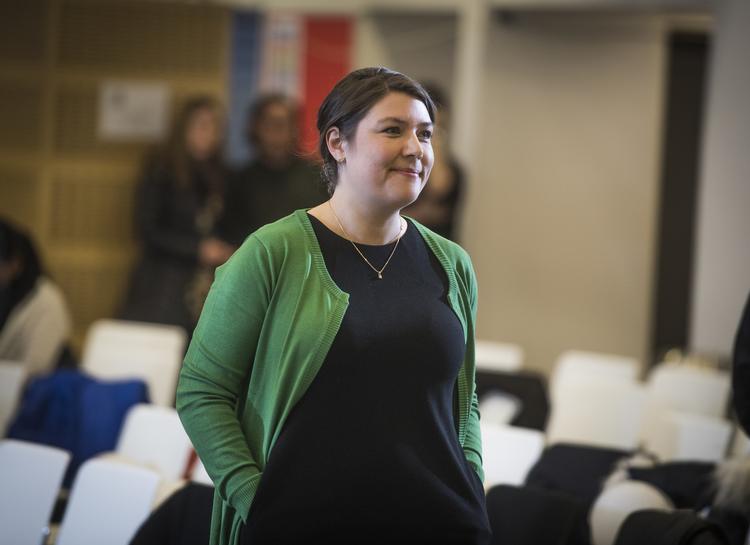  Sara Olsvig trækker sig som formand for Inuit Ataqatigiit - kaldet IA, ia
   Jonas Olufson